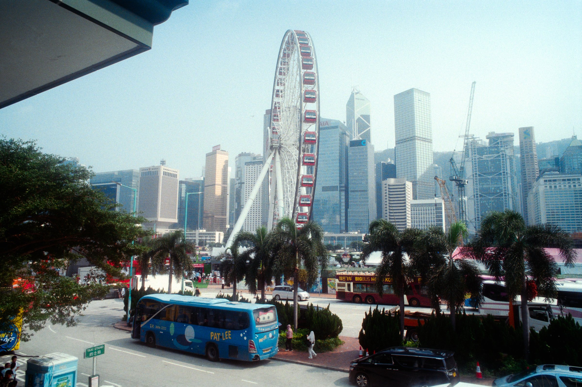 从岸边望向港口和城市
