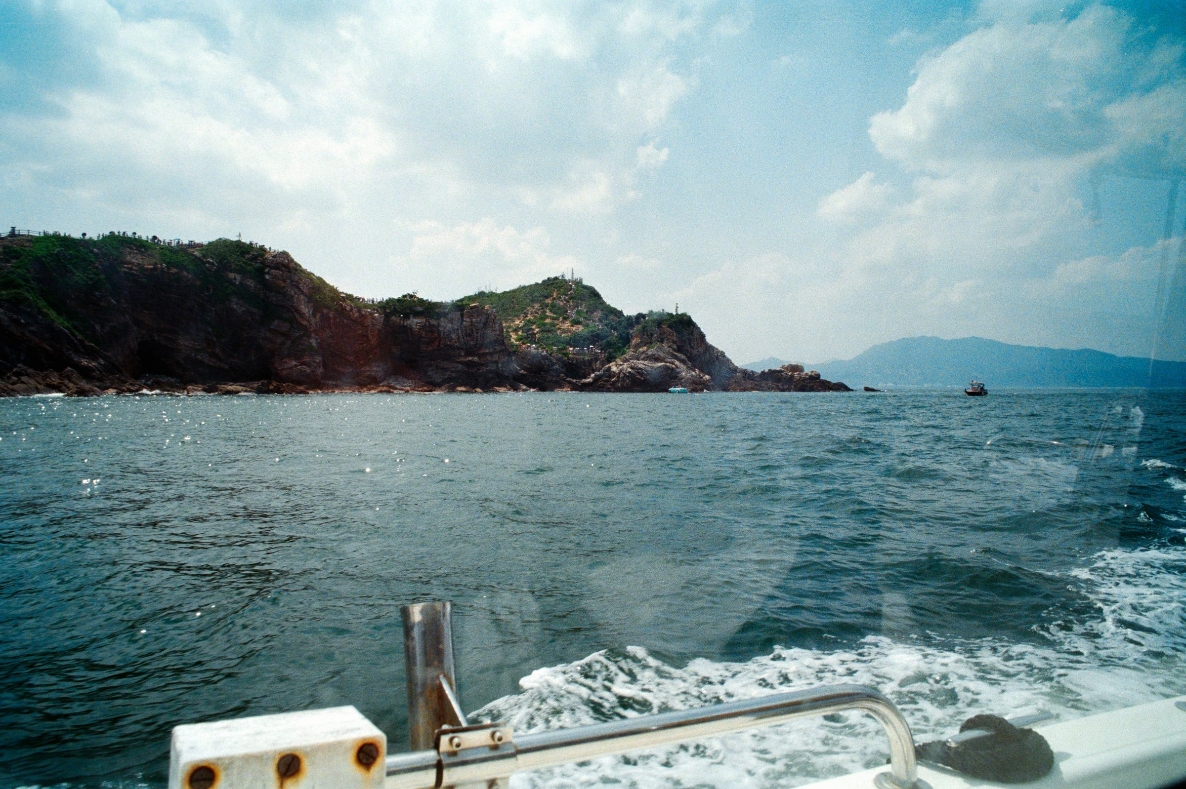 海上的岩石小岛