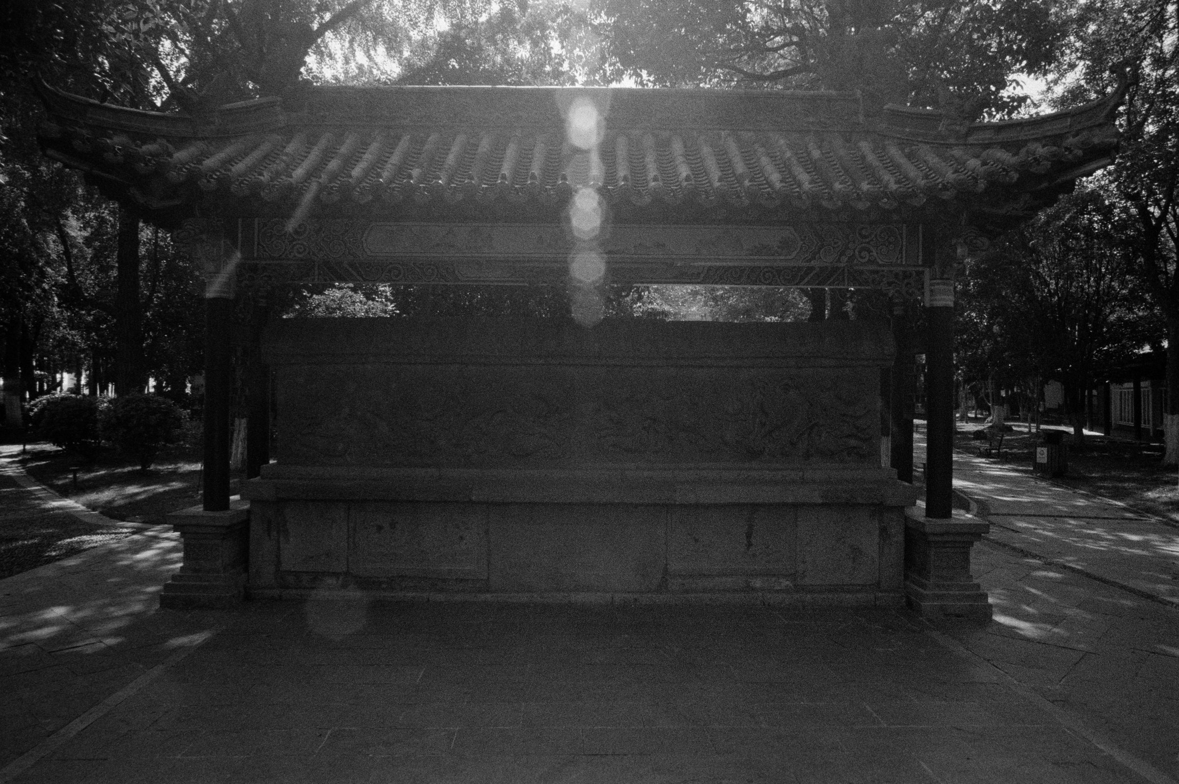 树影中的古建门额
