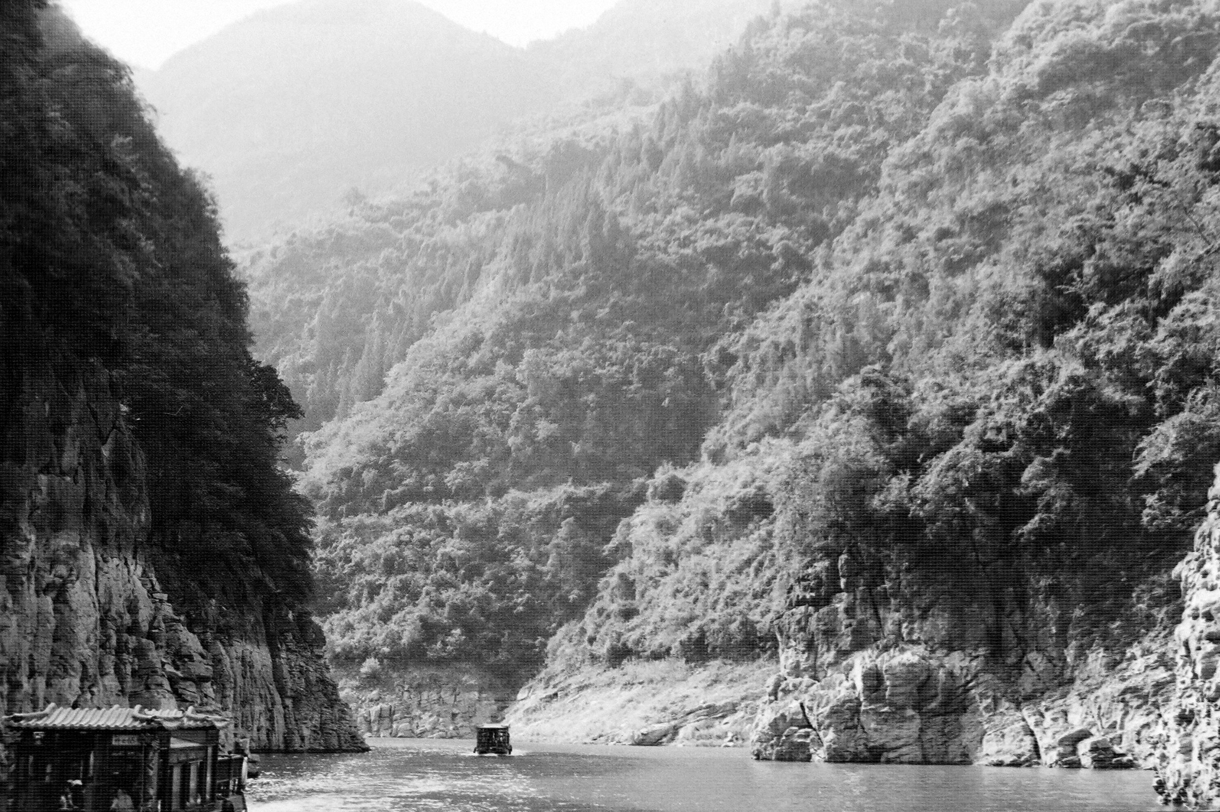 两岸高山围出狭窄江道