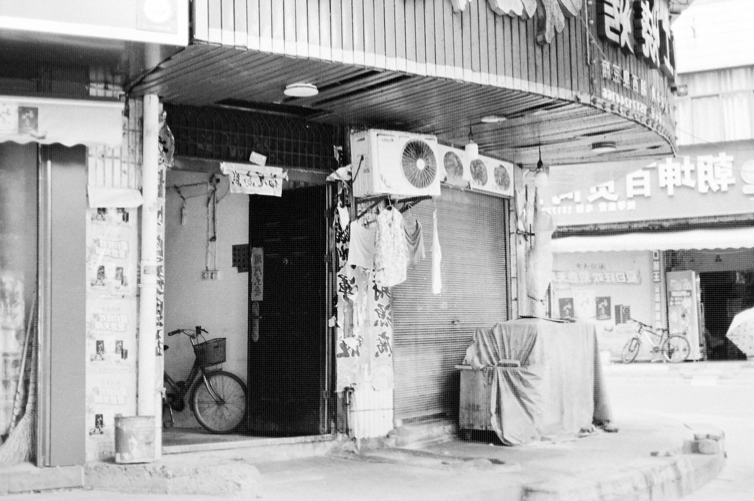 街边店铺与停放的自行车